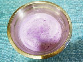  加热搅拌使吉利丁片溶化，然后放凉。