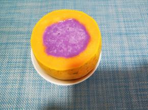 将木瓜坐在碗里防止倾斜，将放凉的牛奶紫薯糊到入木瓜里。