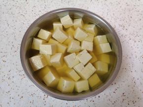 盆里加入纯净水，放盐、鸡精和酱油搅拌均匀，放入小豆腐块，腌制15分钟左右（豆腐腌制一下可以去除豆腥味，也可以让豆腐入一些底味）。