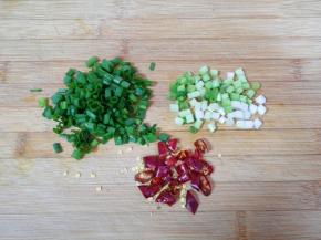小葱葱叶葱白分开切碎，干红辣椒切碎。