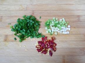 小葱葱叶葱白分开切碎，干红辣椒切碎。
