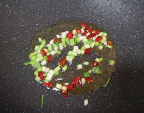 炒锅内倒适量的食用油烧热，下入葱白和干红辣椒，小火炒香。