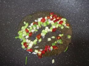 炒锅内倒适量的食用油烧热，下入葱白和干红辣椒，小火炒香。