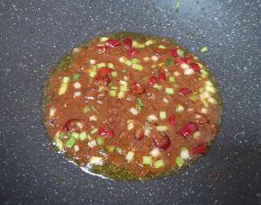 加入豆瓣酱炒出香味。