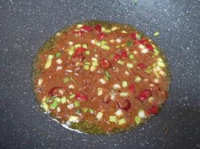 加入豆瓣酱炒出香味。