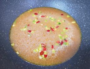 加入开水，放盐和酱油调味。