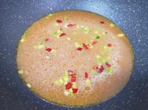 加入开水，放盐和酱油调味。