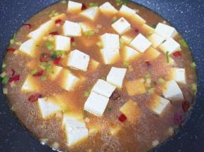 下入腌制过的豆腐烧开，中小火炖15分钟。