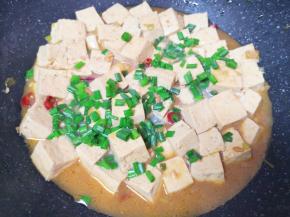 下入葱叶碎翻炒均匀关火。