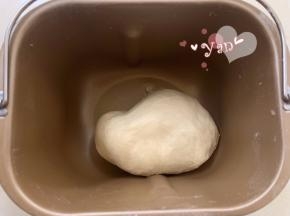 除黄油外的所有材料按顺序倒进面包机桶，揉面15分钟后加入软化的黄油，再揉20分钟即可。