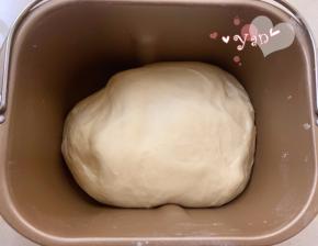 发酵至2倍大，手指蘸粉在中间戳个洞不回缩不坍塌说明面已发好。