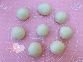 发好的面团取出排气，分成8份，滚圆，盖上保鲜膜松弛15分钟。