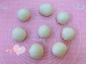 发好的面团取出排气，分成8份，滚圆，盖上保鲜膜松弛15分钟。