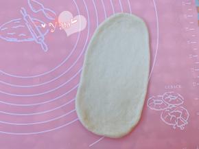 取一面团擀开。