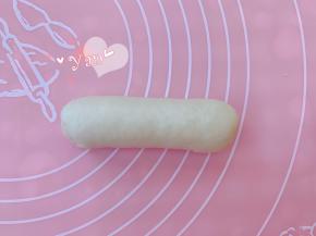 由上至下卷起，捏紧接口处。