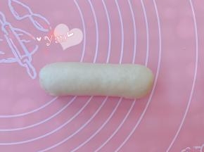 由上至下卷起，捏紧接口处。