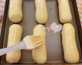 发酵好的面团刷上鸡蛋液。