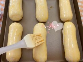 发酵好的面团刷上鸡蛋液。