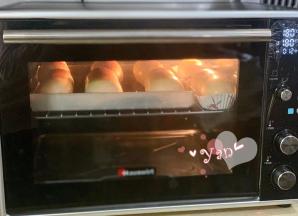 放入提前预热好的烤箱，中层，180度18分钟，上色及时加盖锡纸。