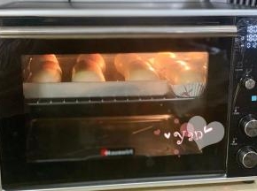 放入提前预热好的烤箱，中层，180度18分钟，上色及时加盖锡纸。