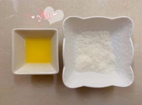 准备好椰蓉和黄油，黄油隔水加热使之熔化。