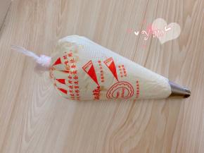 淡奶油+糖粉打发，装入裱花袋内。