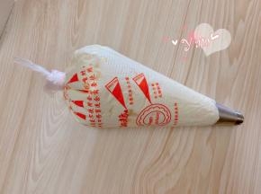 淡奶油+糖粉打发，装入裱花袋内。