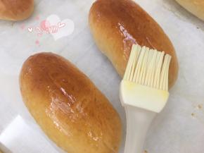 在面包上薄薄的抹一层黄油液。