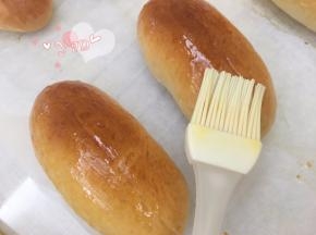 在面包上薄薄的抹一层黄油液。