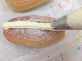 把奶油挤在中间切口处即可。