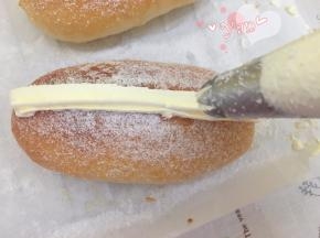 把奶油挤在中间切口处即可。