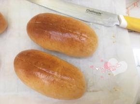 烤好的面包完全凉透后，用刀在中间切开，但不要切断。