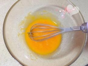 蛋黄+玉米油搅匀。