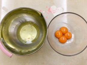 四个鸡蛋分离蛋黄蛋清至无油无水的盆里。