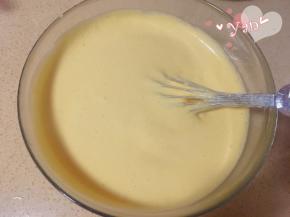 舀一大勺蛋白到蛋黄糊里，翻拌均匀后倒入蛋白盆里，再翻拌均匀。