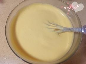 舀一大勺蛋白到蛋黄糊里，翻拌均匀后倒入蛋白盆里，再翻拌均匀。