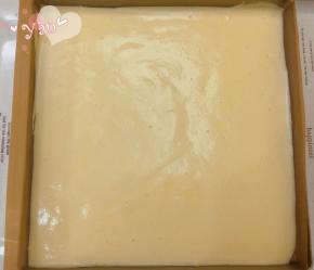 将蛋糕面糊倒入烤盘里，放入烤箱165度烤25分钟。