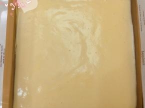 将蛋糕面糊倒入烤盘里，放入烤箱165度烤25分钟。