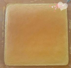 出炉立即提着油布移到晾网上。