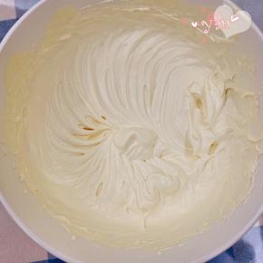 淡奶油+糖打发至浓稠状态。