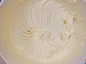 淡奶油+糖打发至浓稠状态。