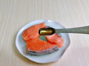 首先腌制三文鱼，加入一勺料酒。