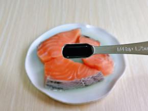 再淋上一勺柠檬酱油。