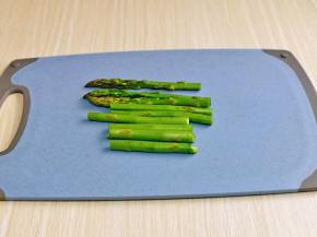 利用这时间处理蔬菜，芦笋洗干净切段，再焯水，锅里水烧开后加入盐，再放入芦笋段，大火煮30秒捞出即可。