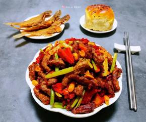 香酥牛肉炒芹菜装入盘中搭配炸鱼和面包一起吃好极了