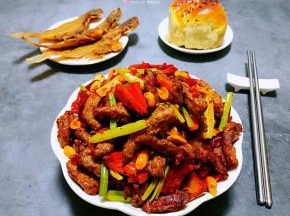 香酥牛肉炒芹菜装入盘中搭配炸鱼和面包一起吃好极了