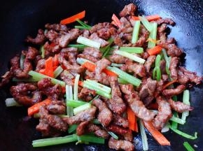 放入芹菜和胡萝卜同时放入盐和味精炒匀