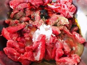 牛肉条放入调味料蚝油、一品鲜酱油、糖、料酒、黑胡椒粉、蛋清