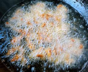 锅中倒入适量油加热至七成熟依次放入牛肉条炸至金黄色外酥里嫩即可出锅