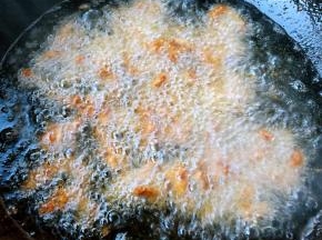 锅中倒入适量油加热至七成熟依次放入牛肉条炸至金黄色外酥里嫩即可出锅